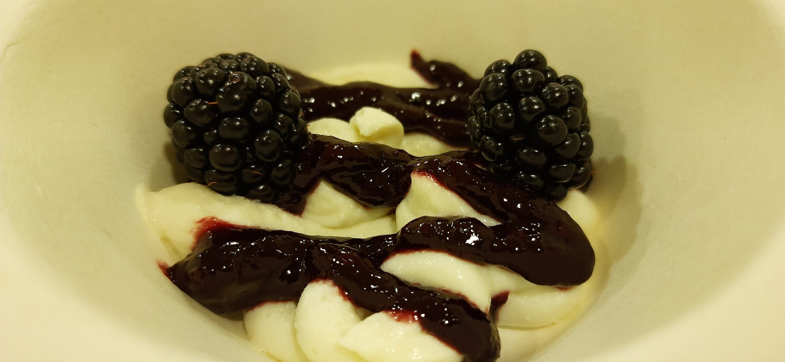 Cremoso di ricotta di capra con composta di more